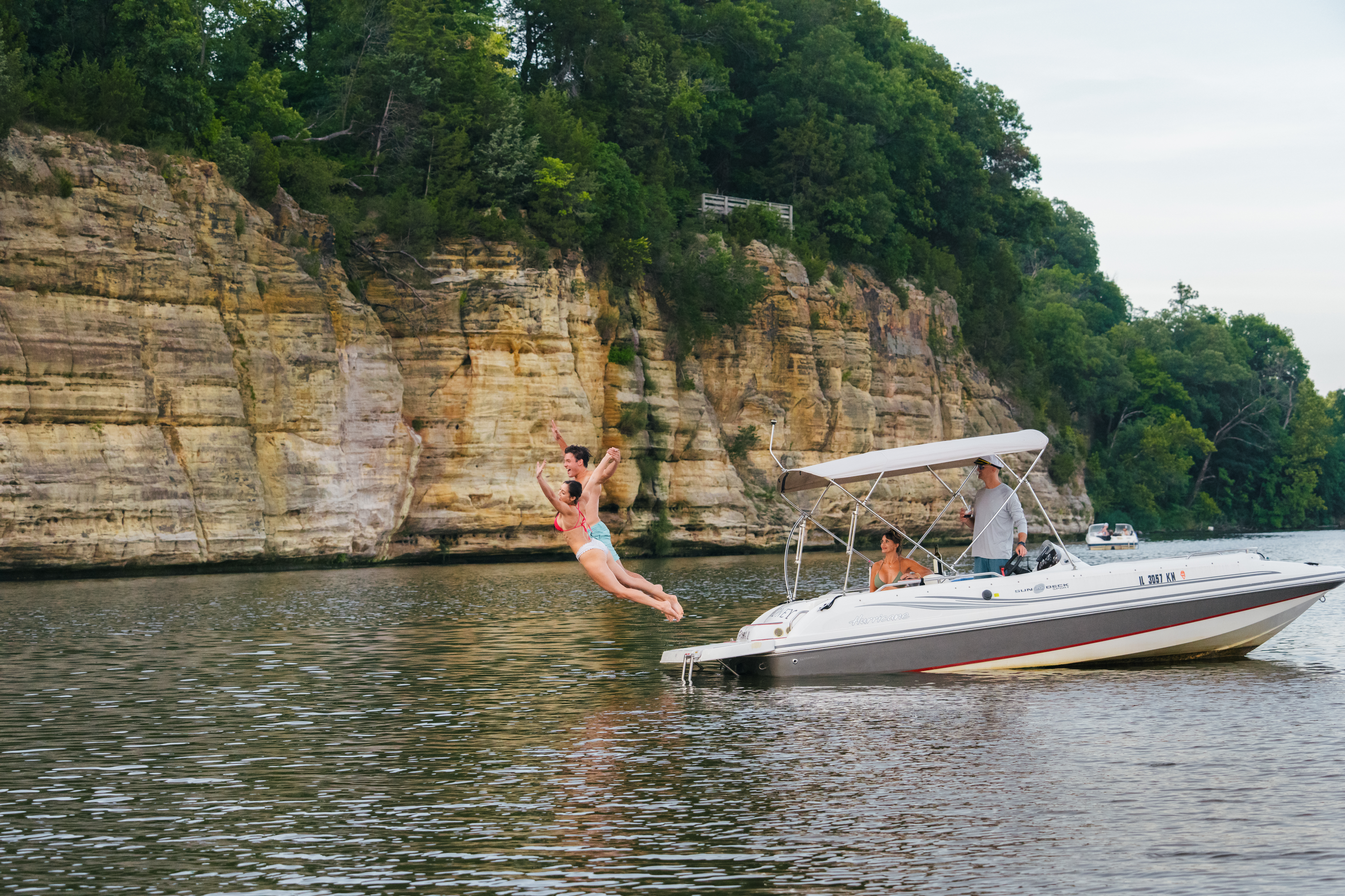 Scenic boating near Starved Rock and Ottawa Illinois